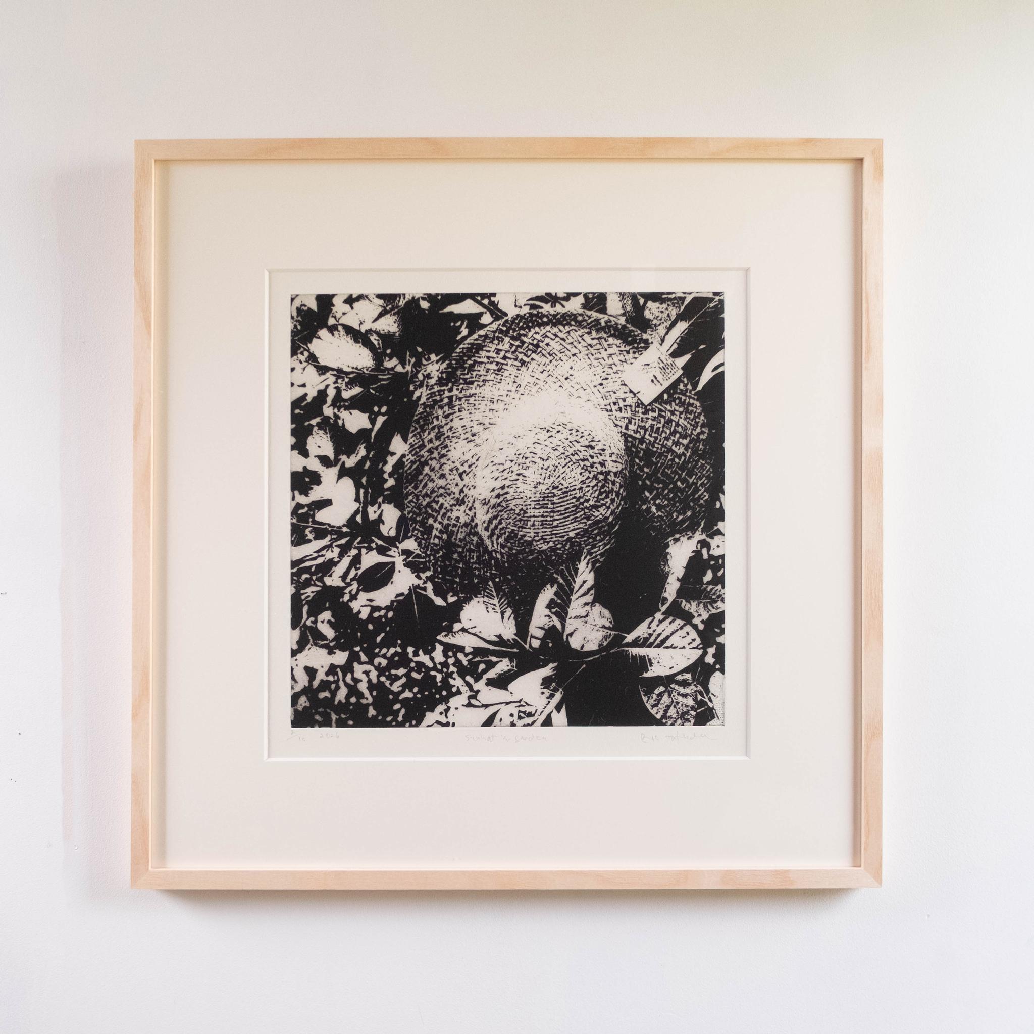 版画 "sunhat in garden"(額装)1枚目の画像